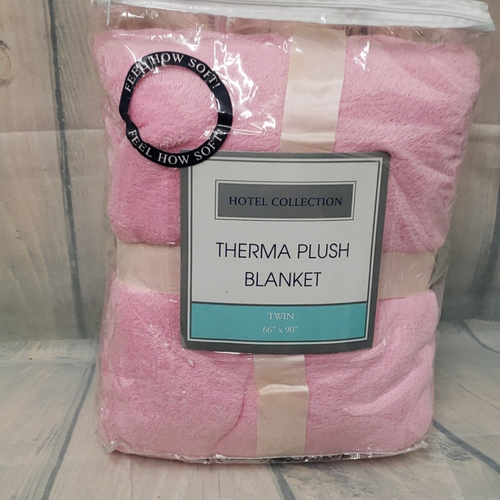 New  Hotel collection therma plush blanket pink